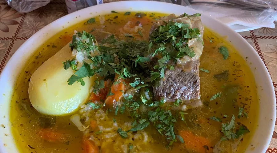 Cazuela servida en Restaurant Tin Blan · Casa Meléndez, con carne, papas, choclo y cilantro