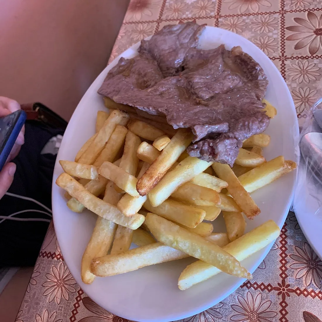 Lomo con papas fritas caseras en Restaurant Tin Blan · Casa Meléndez