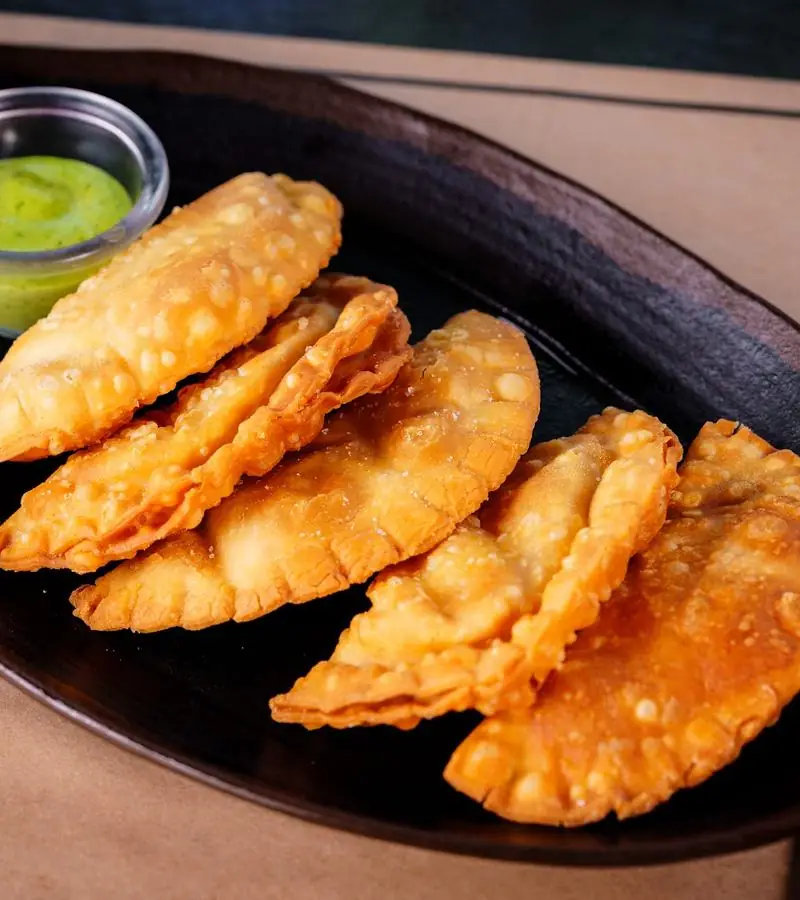 Empanadas fritas de queso con salsa verde
