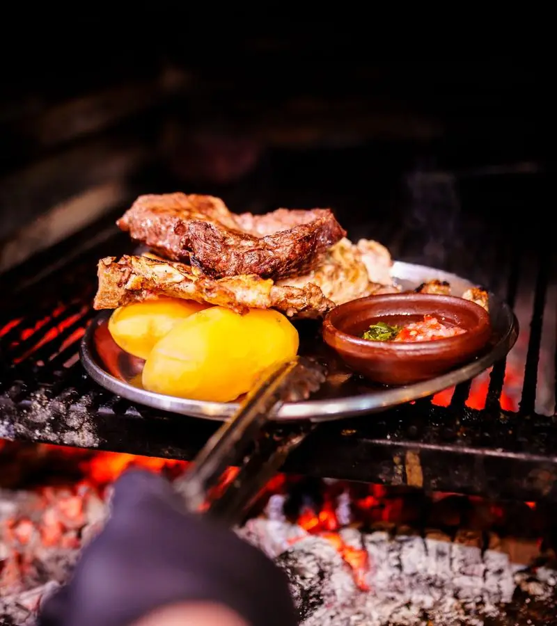 Cortes a la parrilla servidos sobre las brasas encendidas