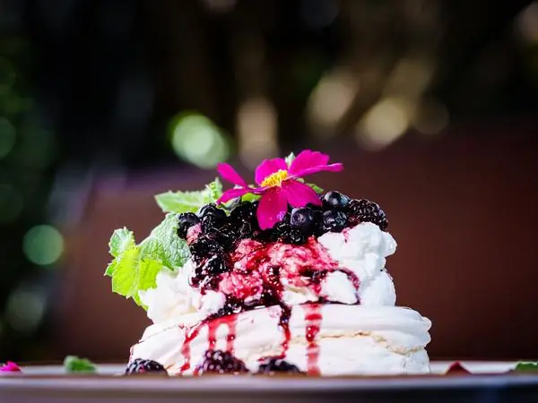 Pavlova con berries y flor de la casa