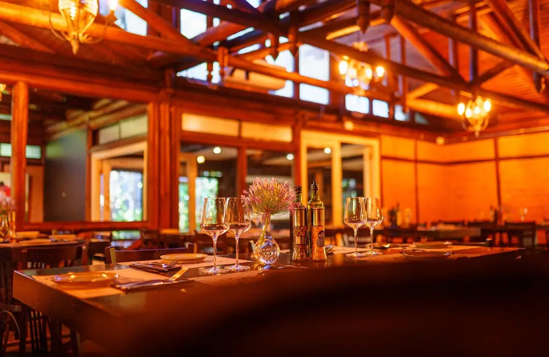 Salón rústico de madera de Toro Bayo con mesas servidas y copas