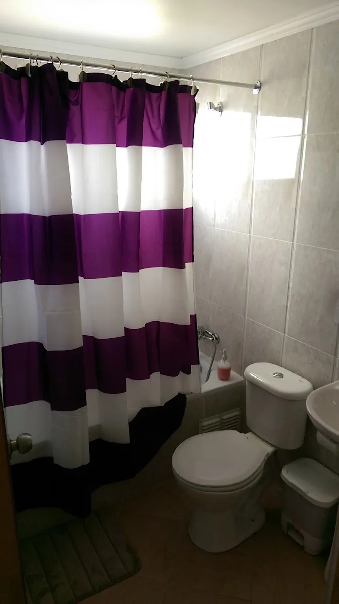 Baño privado de una habitación de Residencial Juanita