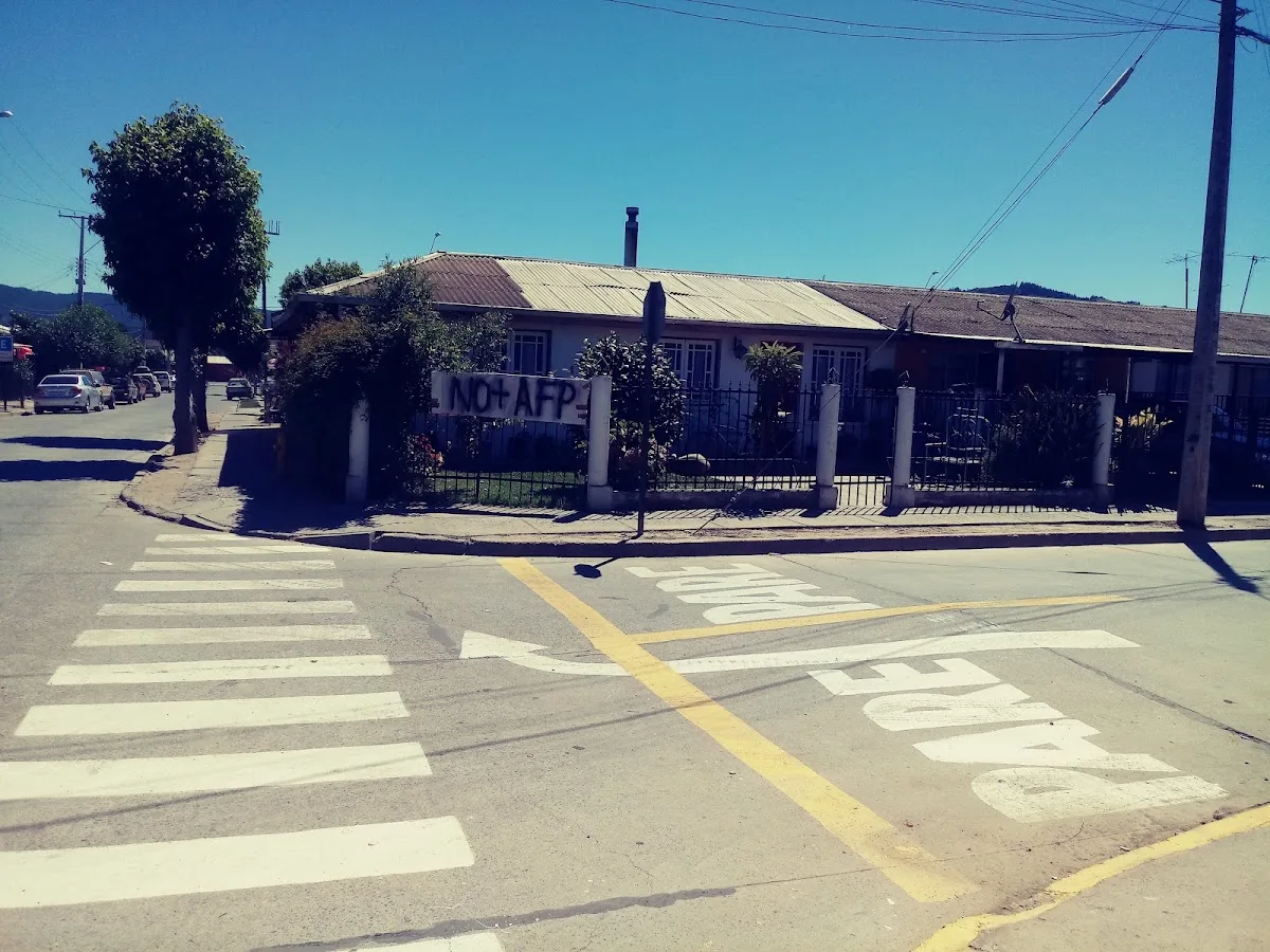 La casa verde de Residencial Juanita vista desde la esquina de José Gil Aguayo, Curepto