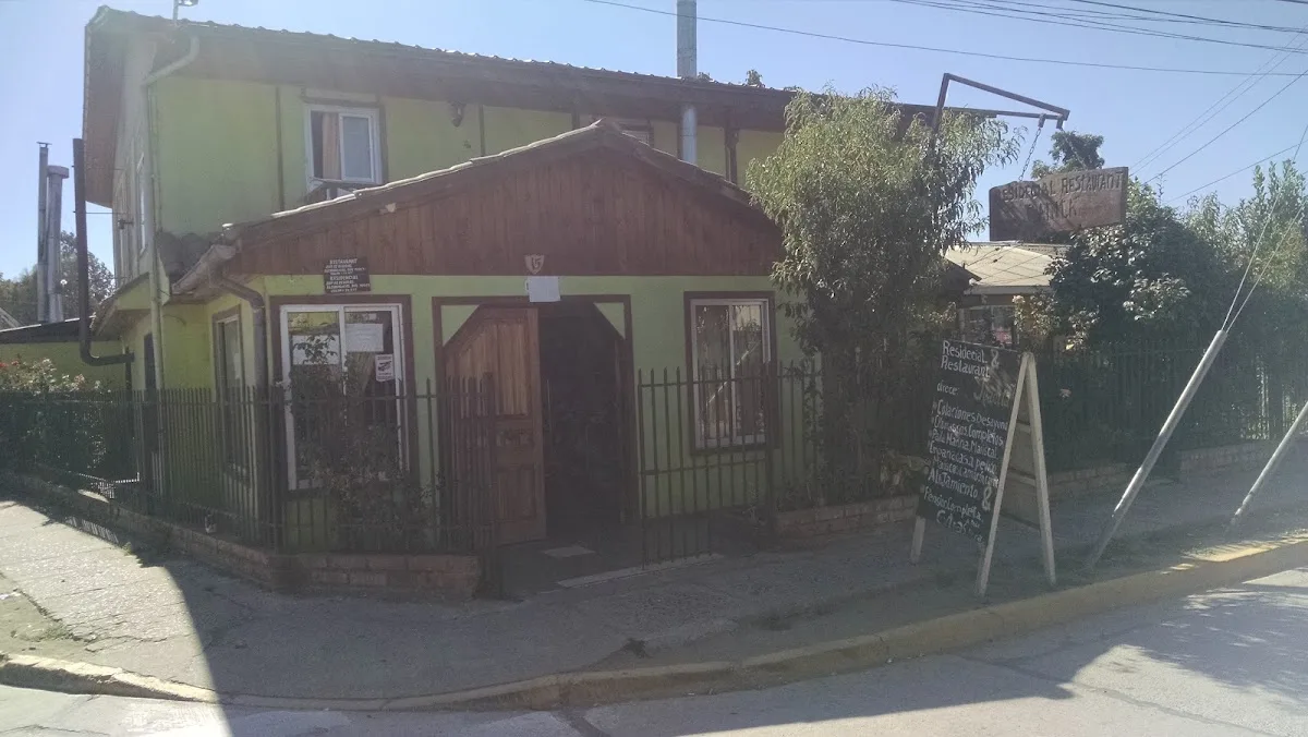 Fachada de Residencial Juanita: casa de madera verde en la esquina de José Gil Aguayo, Curepto