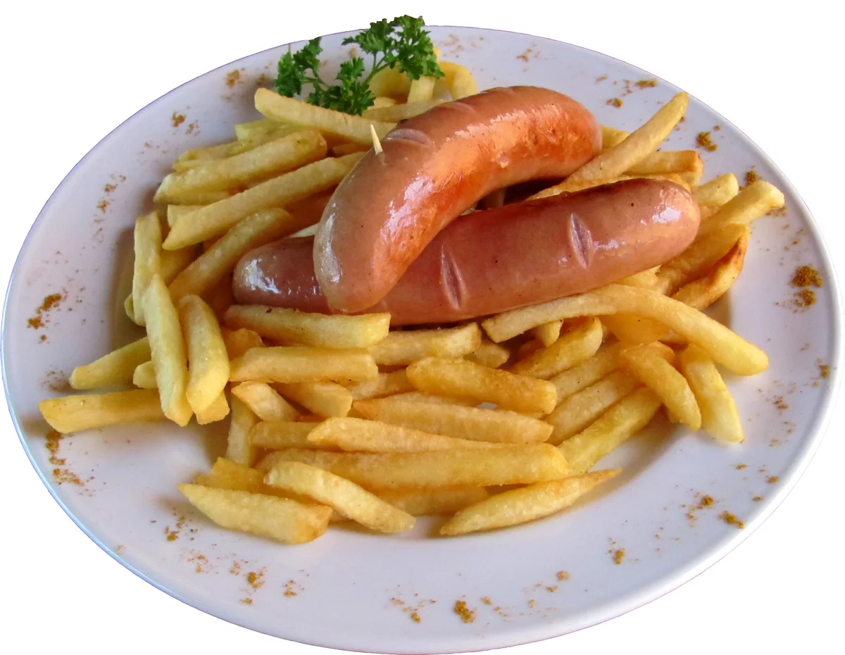 Bockwurst con papas fritas, plato clásico de la casa