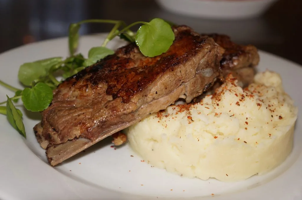 Costillar con puré salido del horno de barro