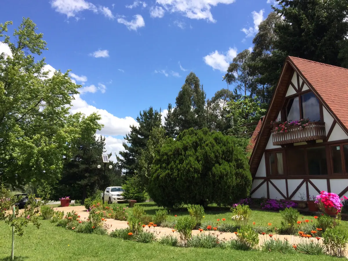 Jardines y arboleda que rodean la casa alpina de Nueva Baviera
