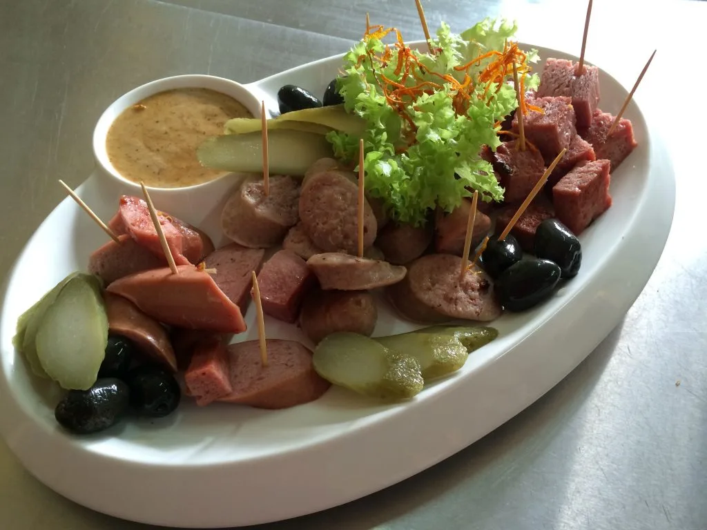 Tabla Baviera con fiambres, embutidos, aceitunas y pickles para compartir