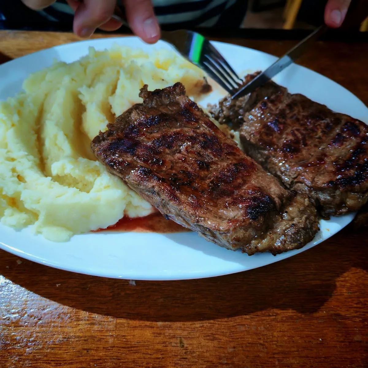 Corte de carne a la parrilla con puré en Casa de Campo