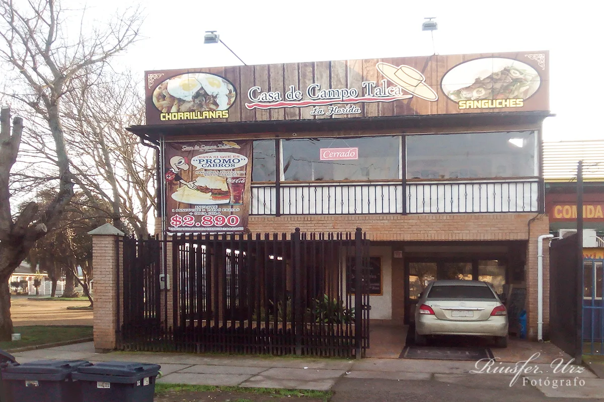 Fachada de madera de Casa de Campo Talca, restaurante La Florida