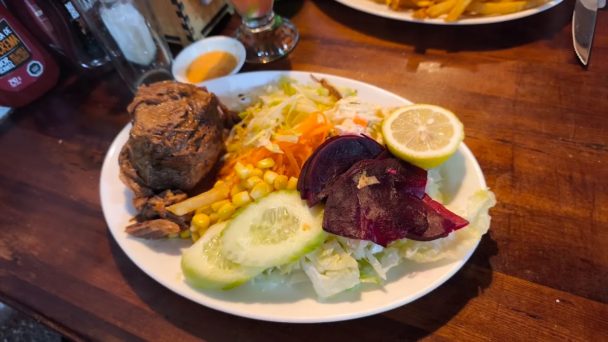 Mechada con ensalada surtida, pepino, betarraga y limón