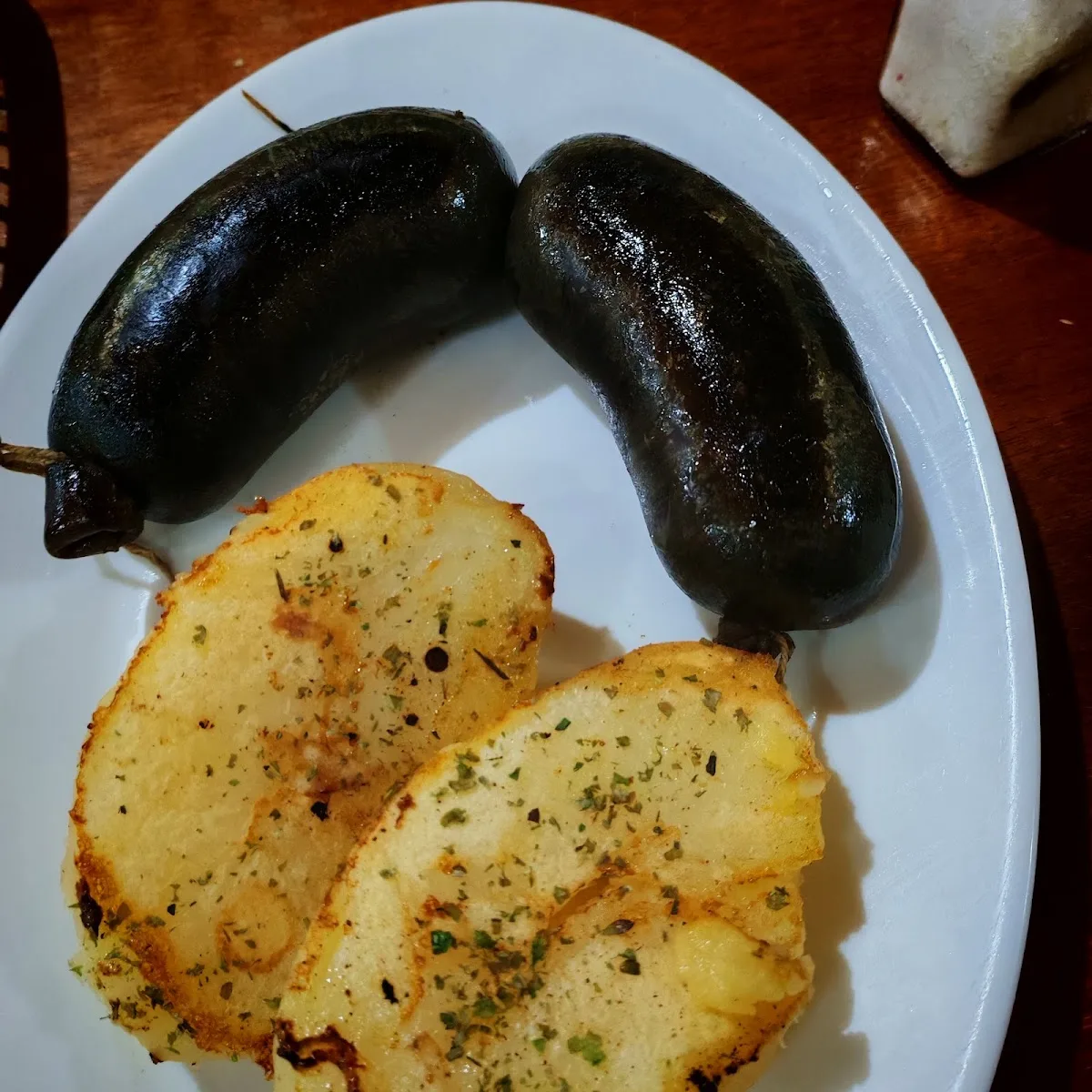 Prietas con papas doradas y orégano, plato criollo de la casa