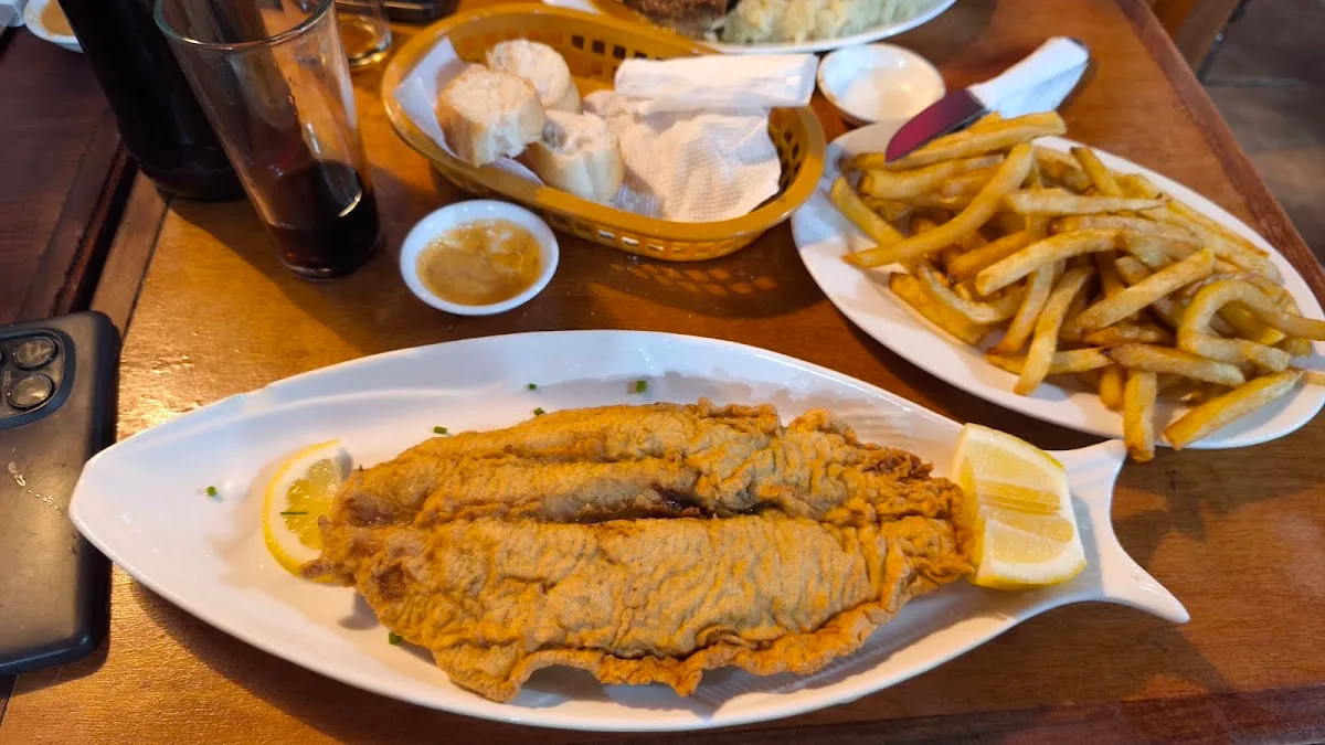 Reineta frita con papas fritas y pan, servida en Casa de Campo Talca
