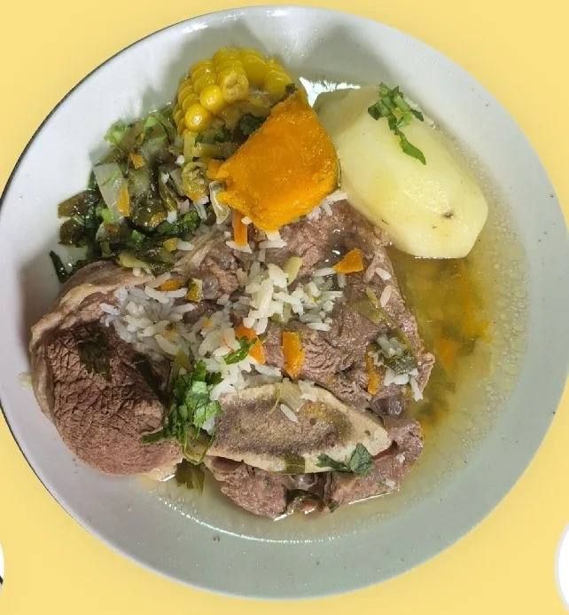 Cazuela de vacuno servida con carne, choclo, zapallo y papas