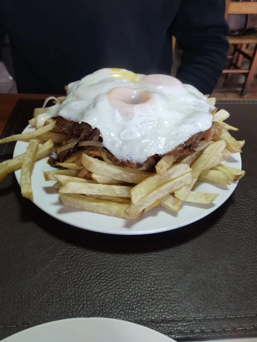 Chorrillana con papas fritas, carne, cebolla y huevo frito