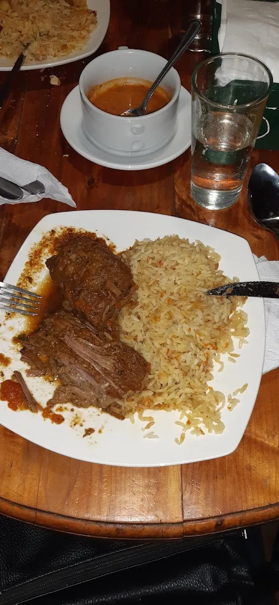Carne a la olla servida con arroz