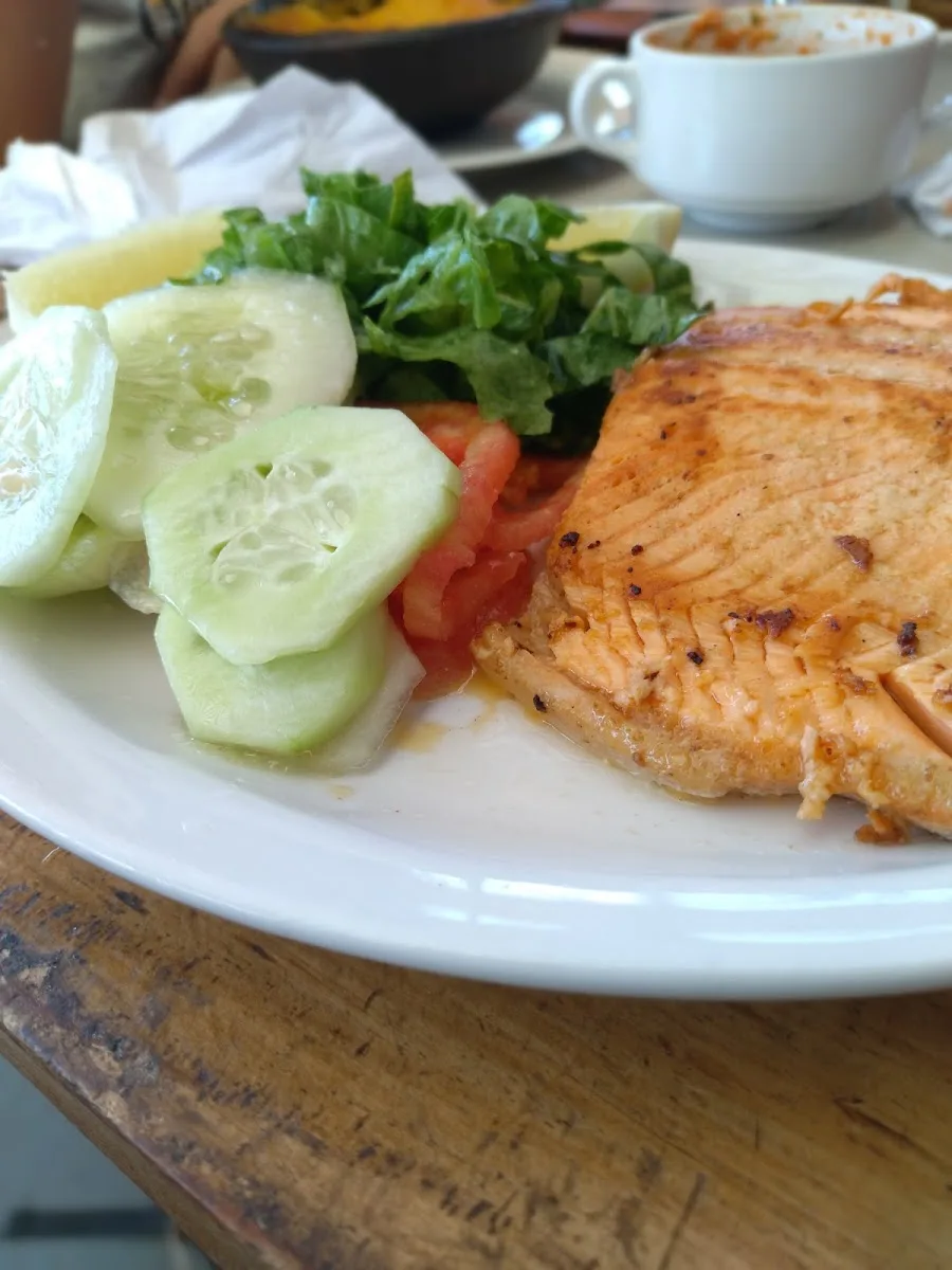 Salmón a la plancha con ensalada de pepino y tomate
