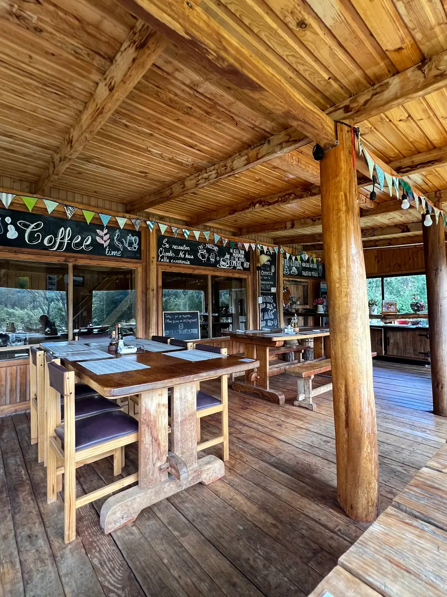 Comedor de madera con pizarra de café en Restaurante Esmeralda