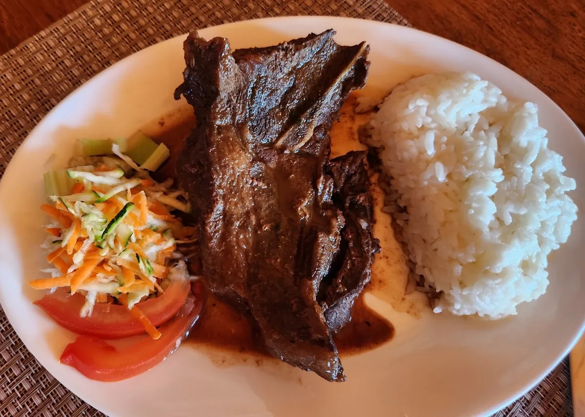 Jabalí con papas nativas y ensalada en Restaurante Esmeralda, Petrohué