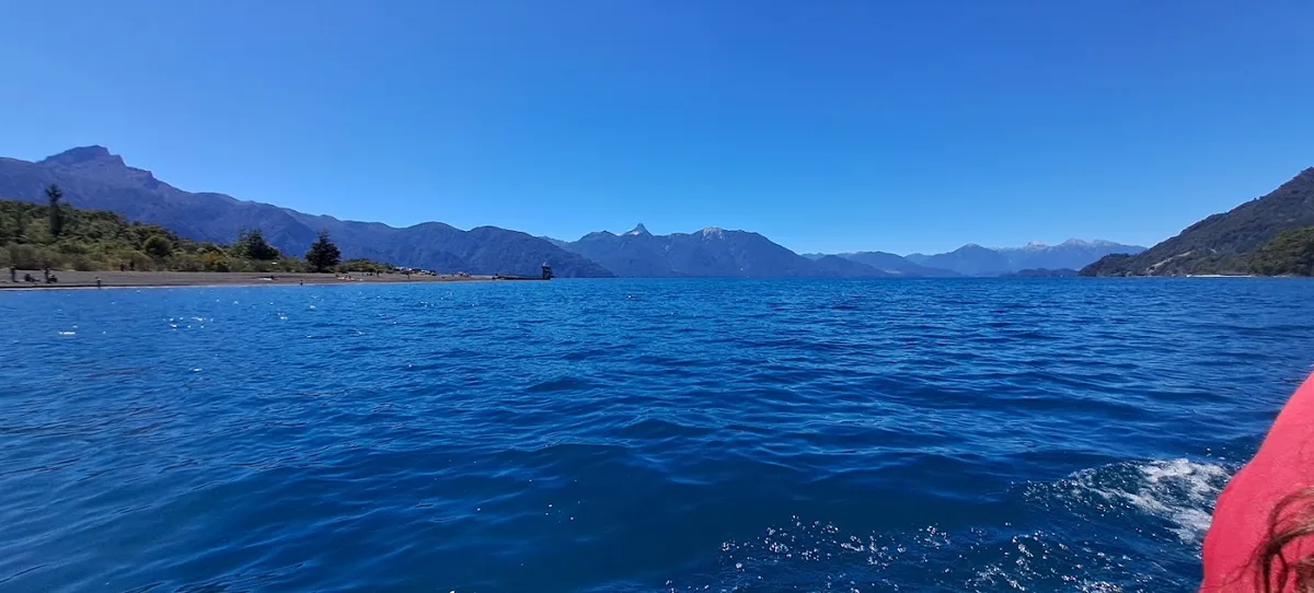 Lago Todos los Santos y montañas: el cruce en lancha hacia Restaurante Esmeralda