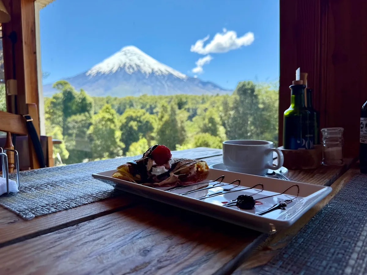 Postre servido junto al ventanal con el volcán Osorno de fondo