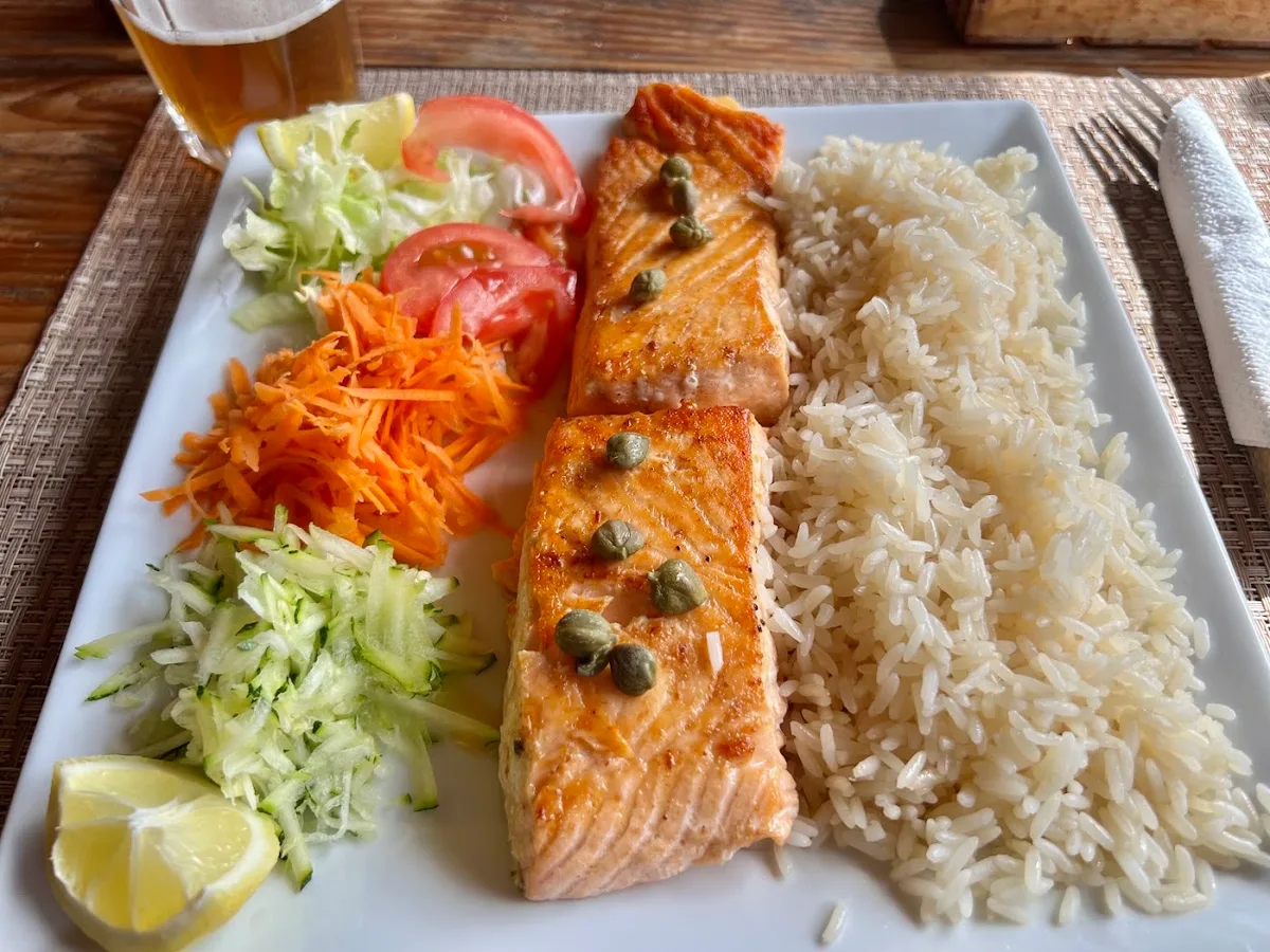 Salmón con arroz y ensalada servido en Restaurante Esmeralda