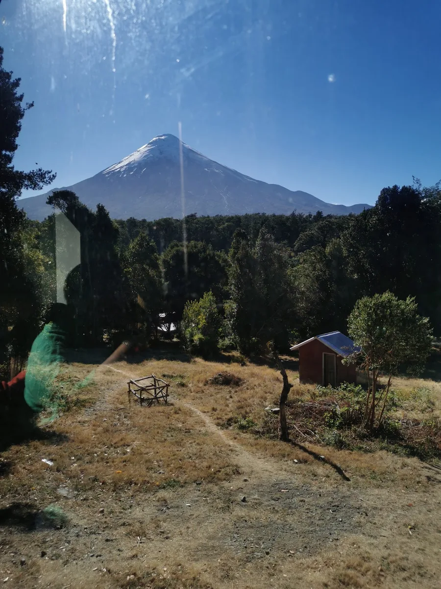 Volcán Osorno nevado visto desde los terrenos de Restaurante Esmeralda