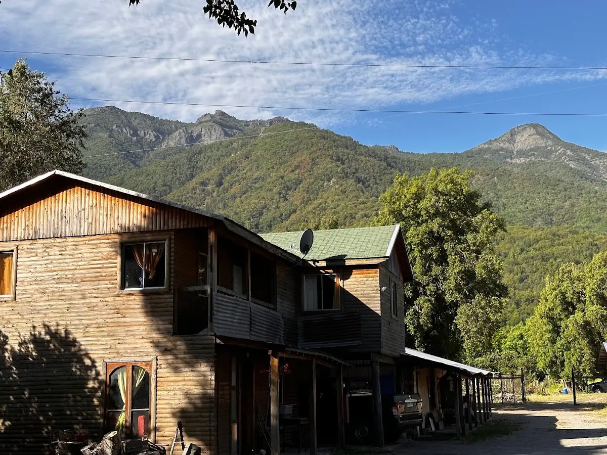 Casa de madera de LEAN a pie de la cordillera verde del alto Lircay