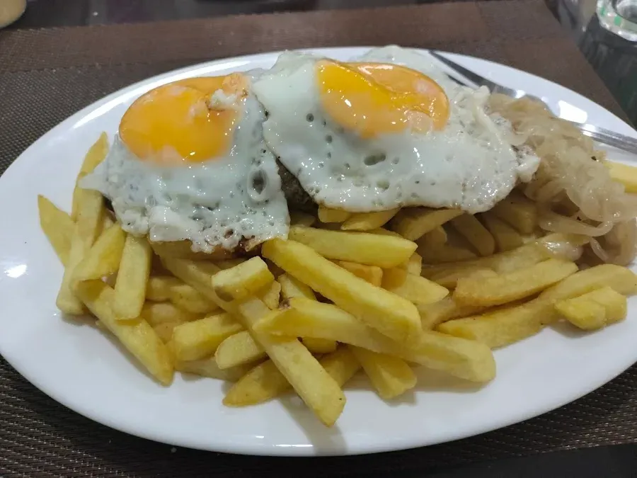 Lomo a lo pobre con dos huevos fritos, cebolla caramelizada y papas fritas