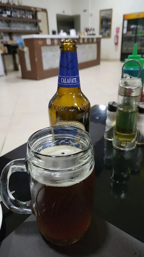 Schop de cerveza Calafate en la barra del restaurant