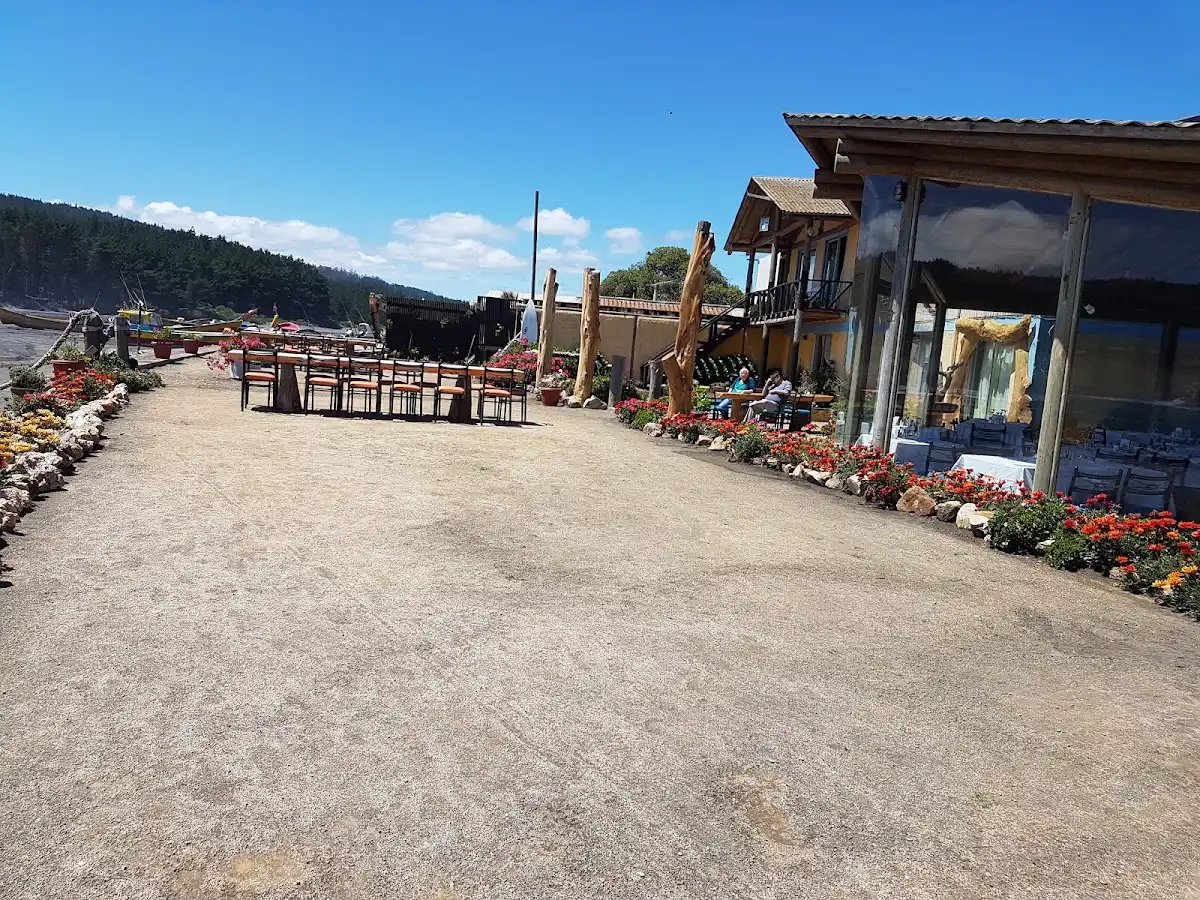 Entrada de la Hostería Miramar en la costanera de Llico
