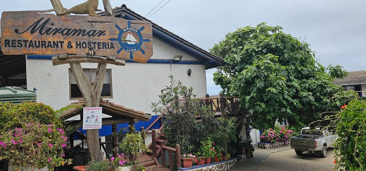 Letrero de madera Miramar Restaurant y Hostería en la fachada