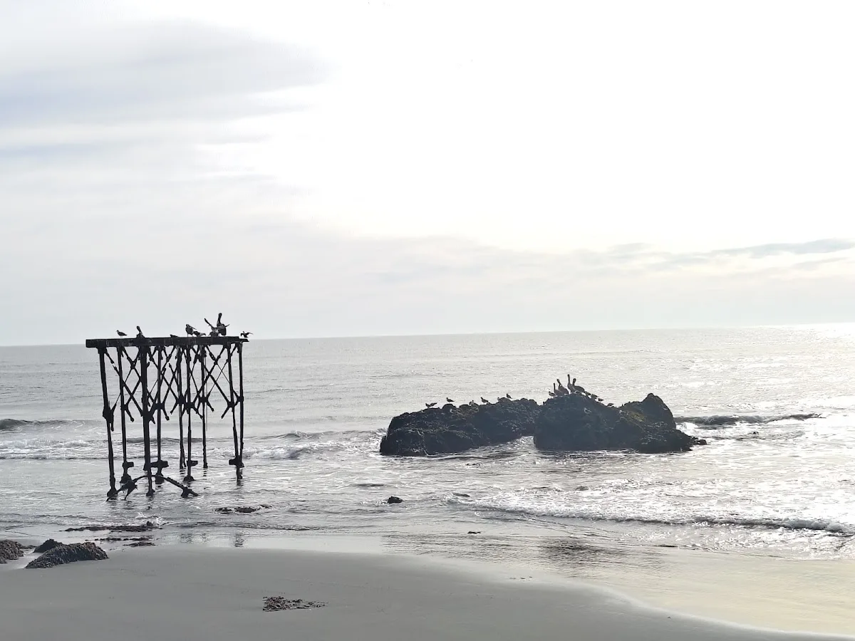 Restos de muelle y mar de Llico frente a la Hostería Miramar