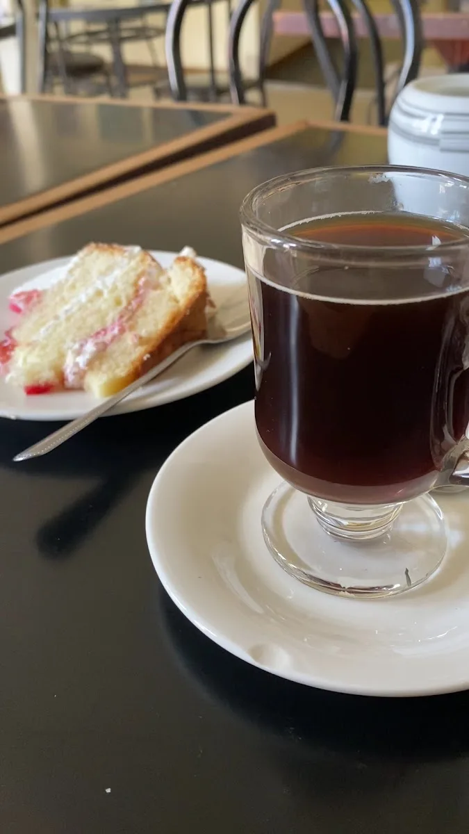 Trozo de kuchen con café en la mesa del restaurante