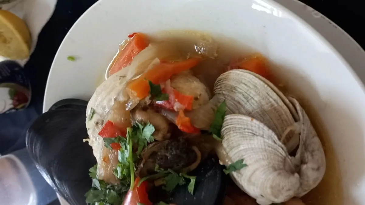 Paila marina servida en plato hondo, con mariscos y caldo