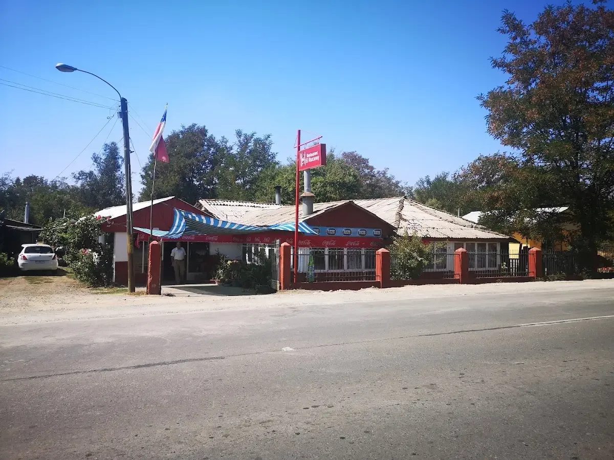 Fachada de Restaurant El Rucaray a orilla del camino L-751, con bandera chilena