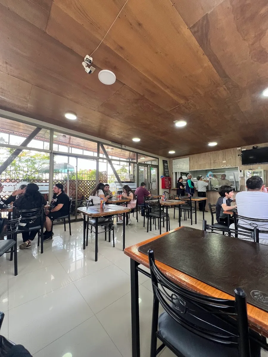 El comedor de Rosita Cocina Chilena lleno de gente almorzando