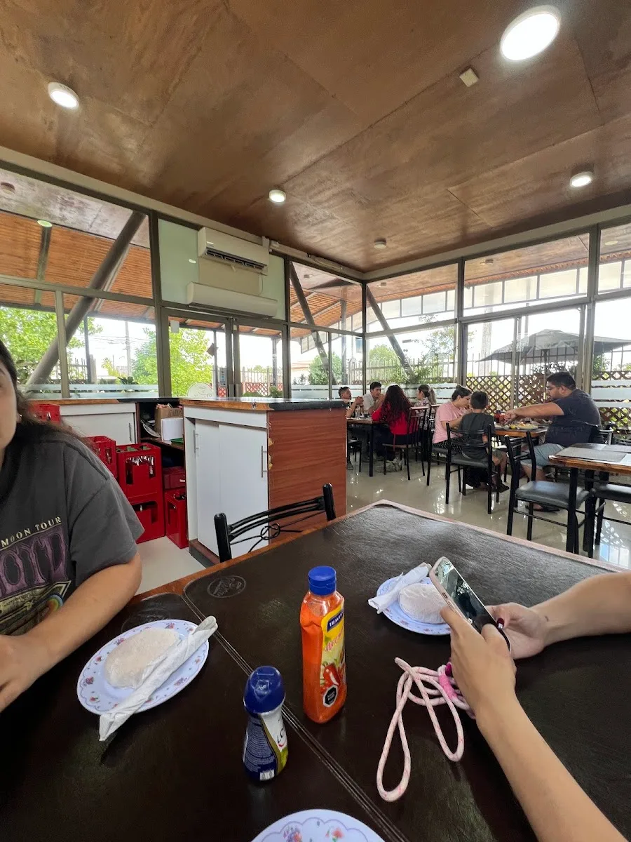 Mesa de la terraza con almuerzos servidos y vista al comedor