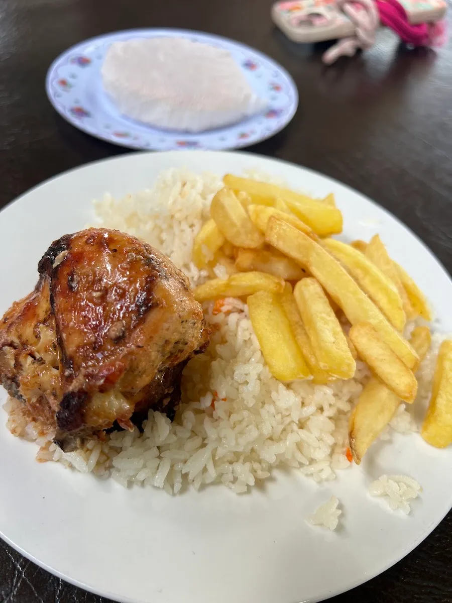 Pollo asado con arroz y papas fritas, plato del día