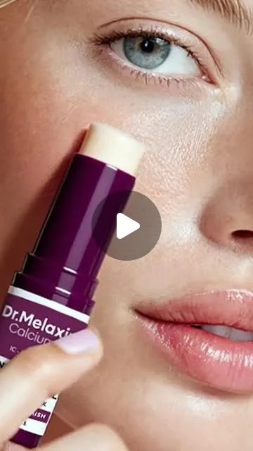 Stick morado Dr. Melaxin Calcium CX aplicado en el rostro, como aparece en el Instagram de Rou Beauty