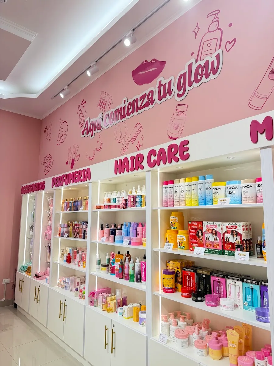 Mural interior de Rou Beauty: pared rosa con la frase Aquí comienza tu glow, corazones dibujados y repisas llenas de productos