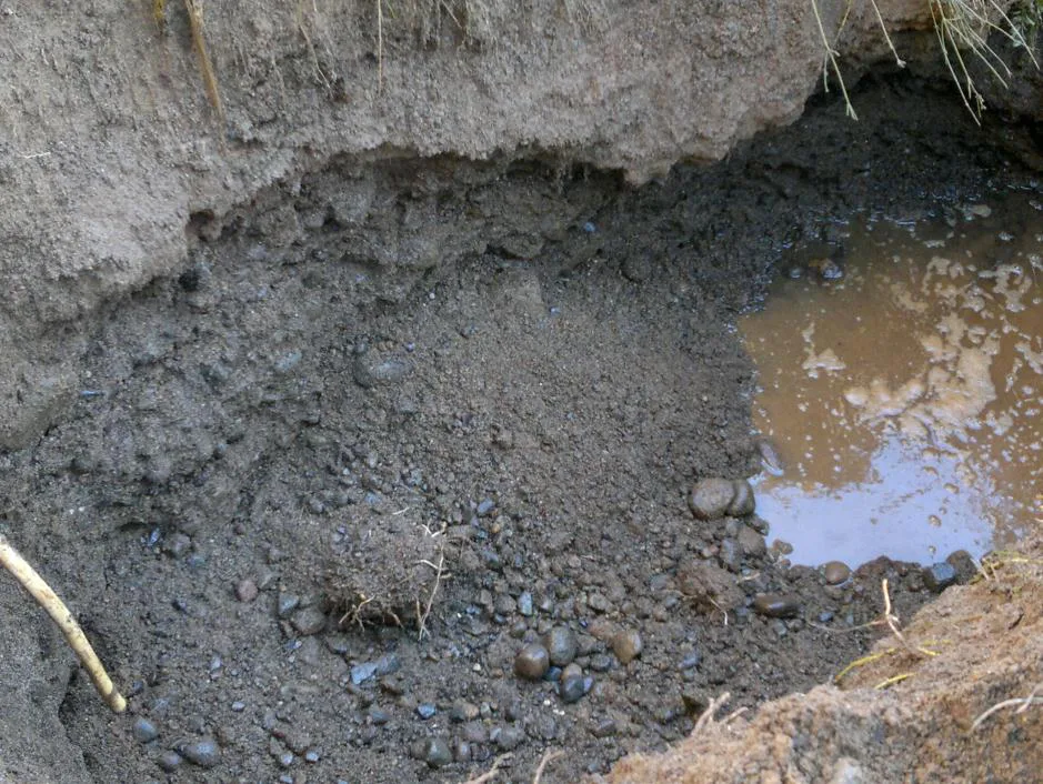 Calicata de terreno abierta en el emplazamiento del embalse Huencuecho