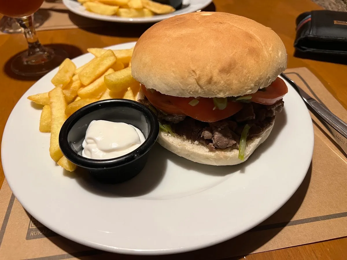 Hamburguesa con papas fritas y mayonesa casera