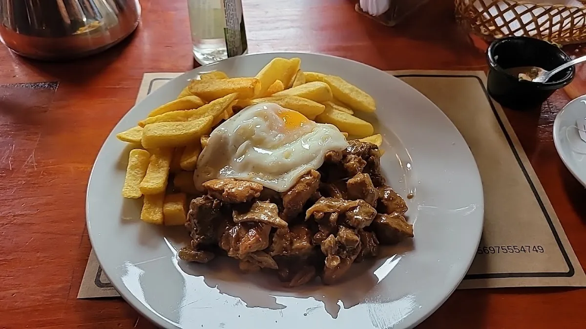 Chorrillana con carne, papas fritas y huevo frito