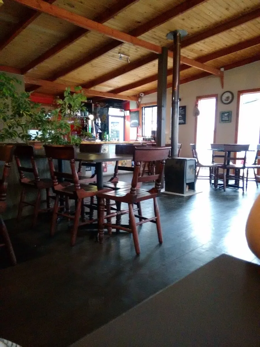 Interior de RukaLauken: mesones de madera, plantas y luz cálida