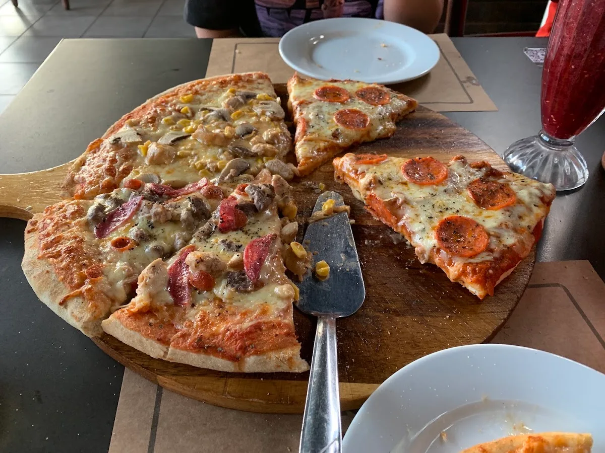 Pizza artesanal en tabla de madera