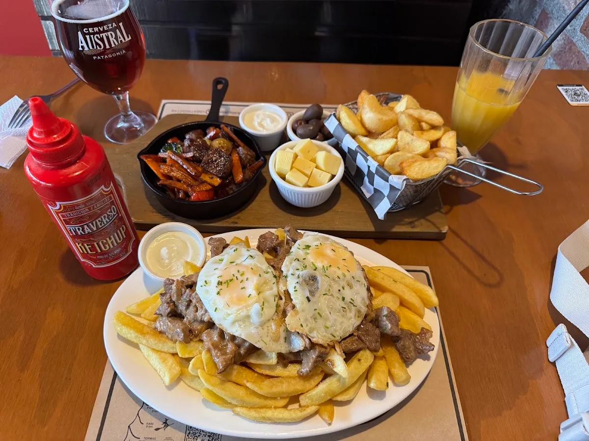 Tabla Rukalauken con papas, salsas y cerveza Austral