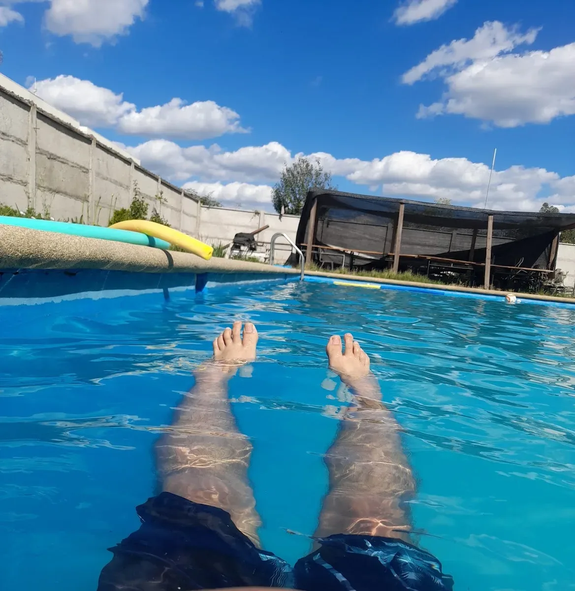 Pies descansando a la orilla del agua en Rukapen
