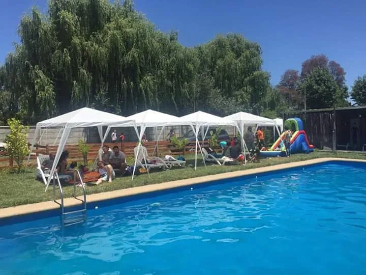 Piscina de Rukapen Turismo Talca con carpas y entorno natural